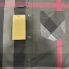 Cận cảnh túi chéo áo Burberry dài tay mầu đen kẻ đỏ