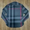 Mặt sau áo Burberry dài tay mầu đen kẻ đỏ túi chéo