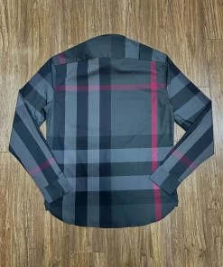 Mặt sau áo Burberry dài tay mầu đen kẻ đỏ túi chéo