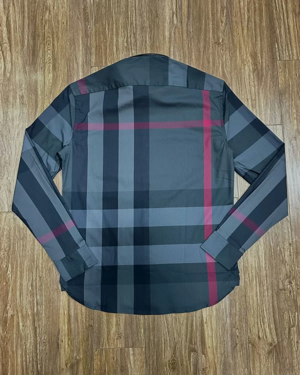 Mặt sau áo Burberry dài tay mầu đen kẻ đỏ túi chéo