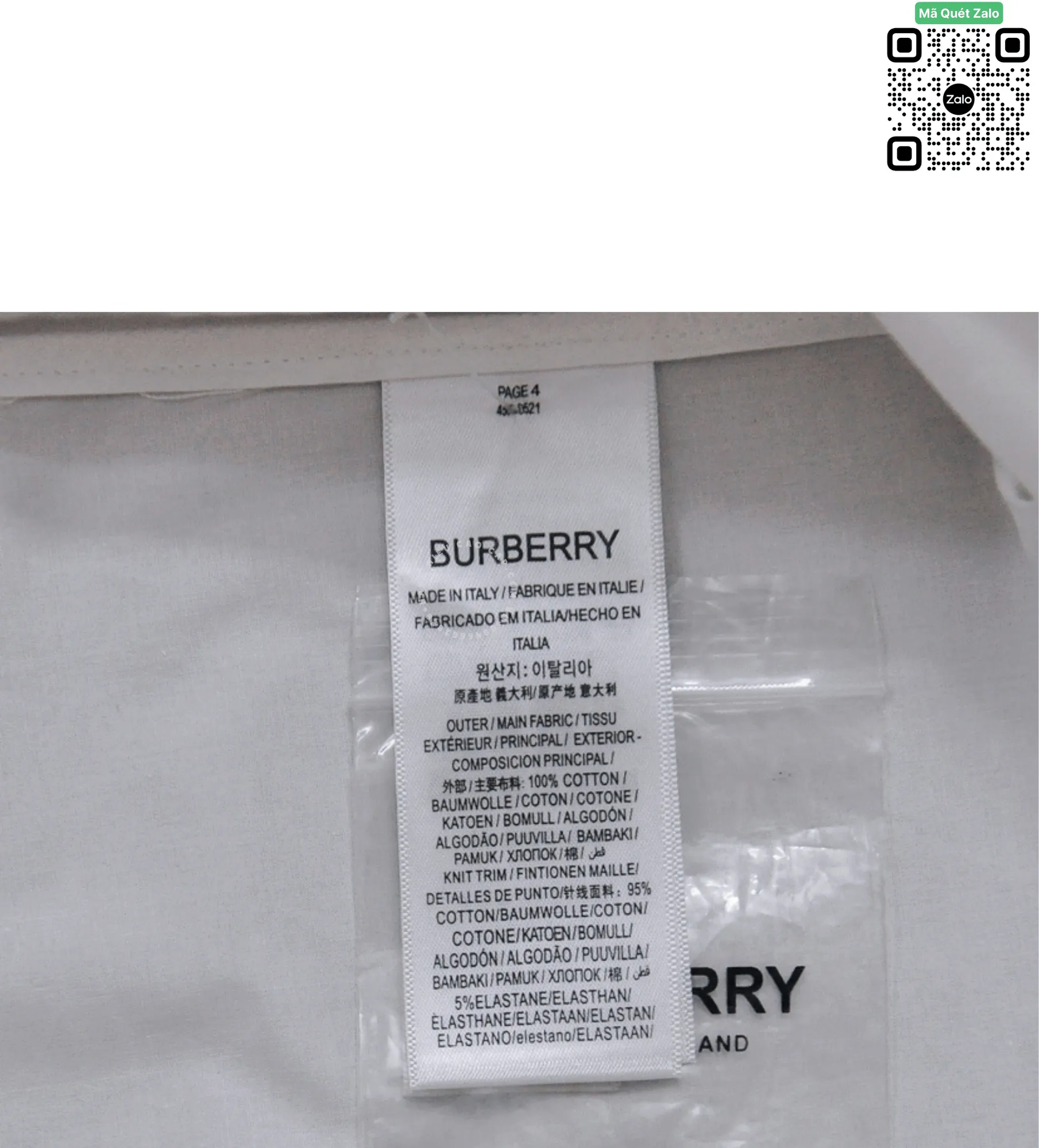 Góc chụp cận cảnh mác vải satin màu trắng may ở sườn áo in chữ BURBERRY sắc nét, hiển thị thông tin dòng chữ Made in Italy và bảng thành phần chi tiết gồm 100% Cotton.Tiêu đề ảnh: Chi tiết nhãn mác sườn ghi rõ thành phần vải và xuất xứ Italy