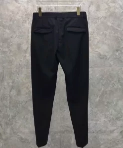 Thiết kế mặt sau phẳng phiu của quần tây nam D&G đen