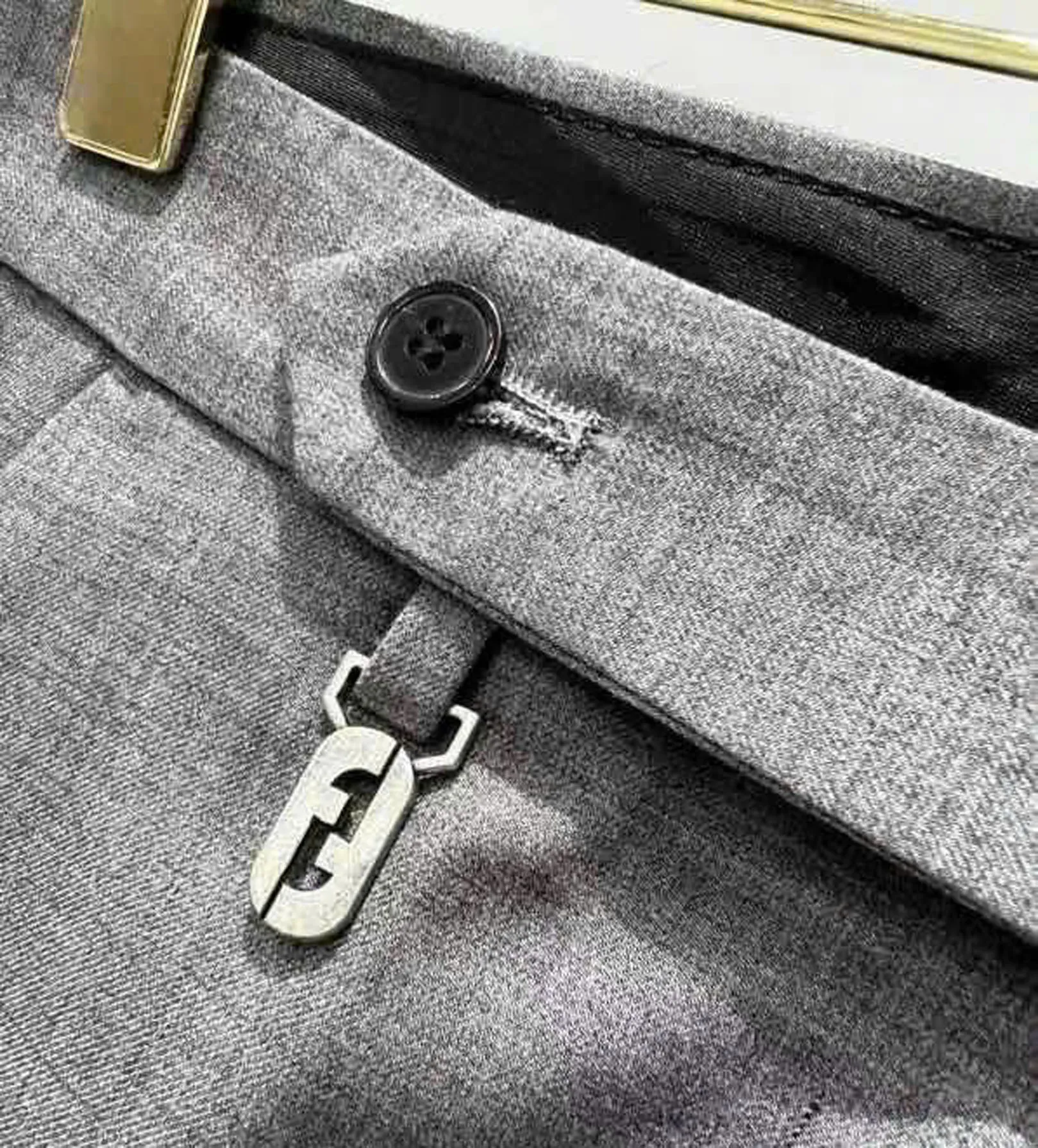 moc-khoa-chu-f-nguoc-quan-au-fendi Móc khóa kim loại hình chữ F ngược đặc trưng trên cạp quần Fendi
