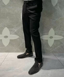 Người mẫu mặc quần âu Bottega Veneta dáng ống côn đứng tạo dáng