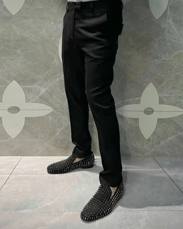 Người mẫu mặc quần âu Bottega Veneta dáng ống côn đứng tạo dáng