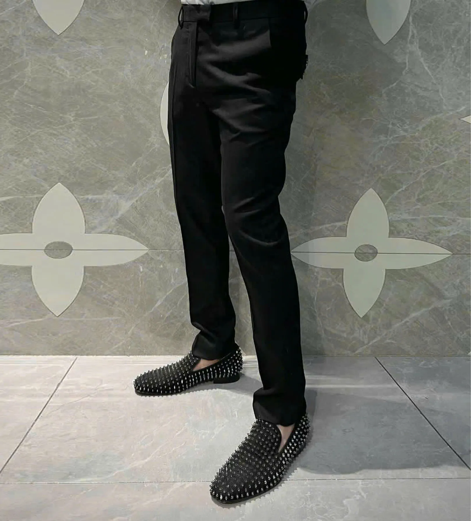 Người mẫu mặc quần âu Bottega Veneta dáng ống côn đứng tạo dáng