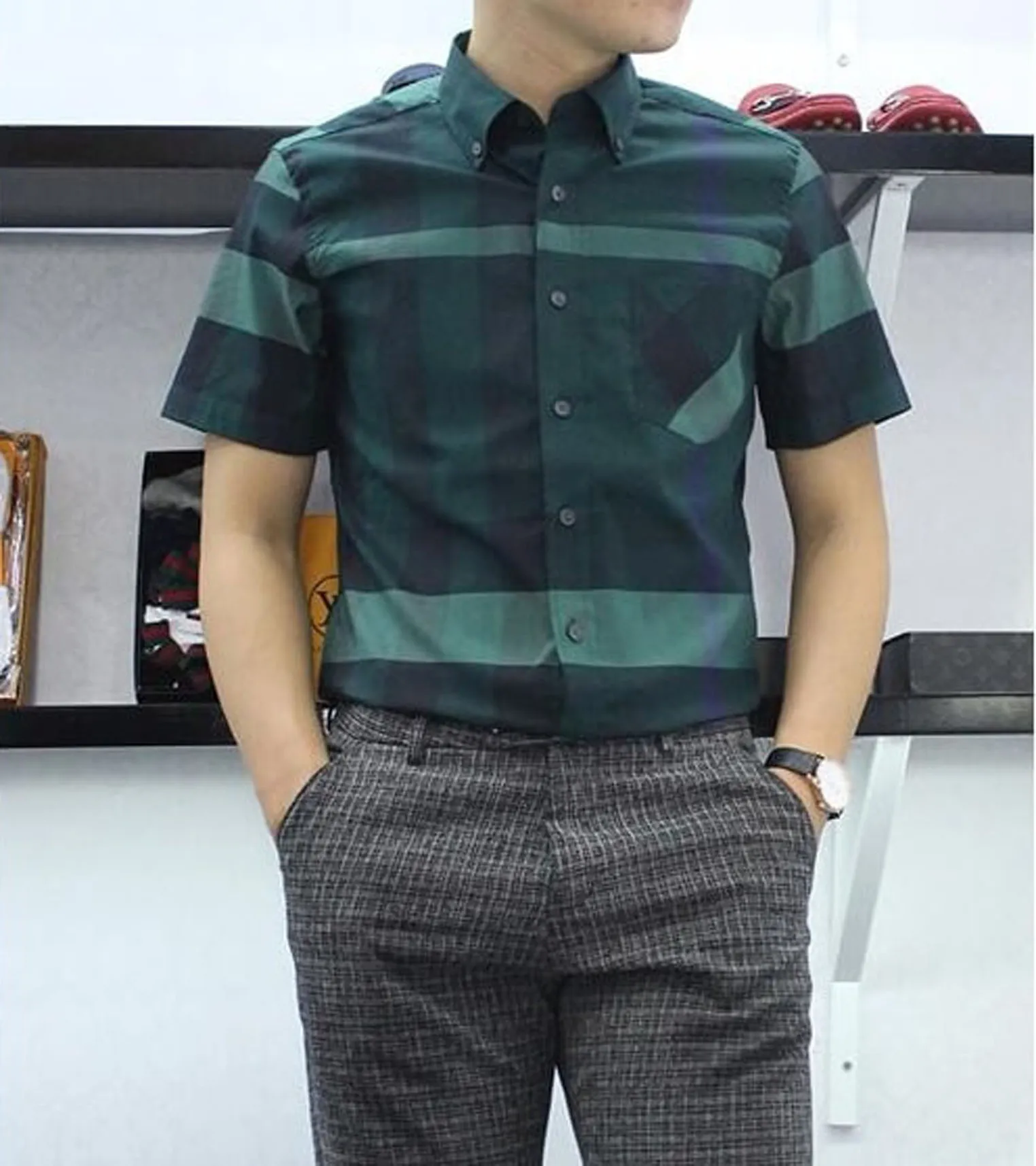 Phối quần tây nam cùng áo sơ mi cộc tay Burberry
